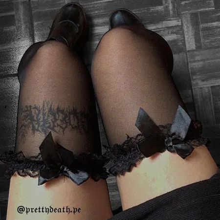 Imagen de producto de: Pantys Negras traslúcidas con moño negro